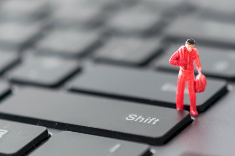 ¿Dónde está la tecla Shift (Mayúscula)?